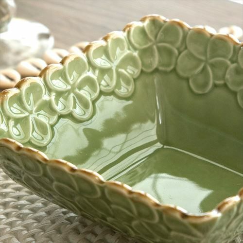 角鉢 プルメリアモチーフ Sサイズ 12cm角 ホワイト 陶器製 [pl8-66825