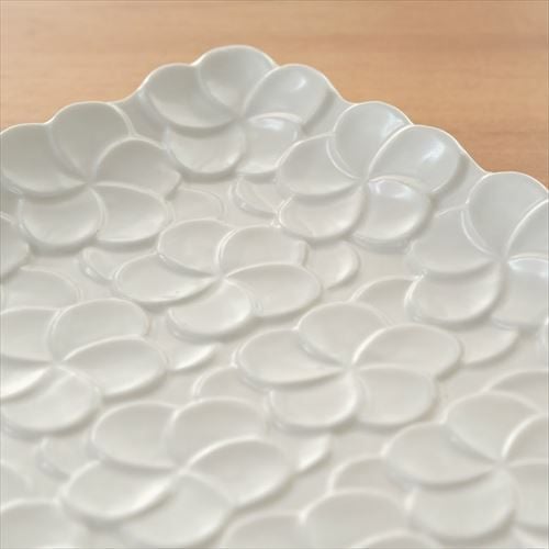 スクエアプレート プルメリアモチーフ Mサイズ 17.8cm角 ホワイト 陶器