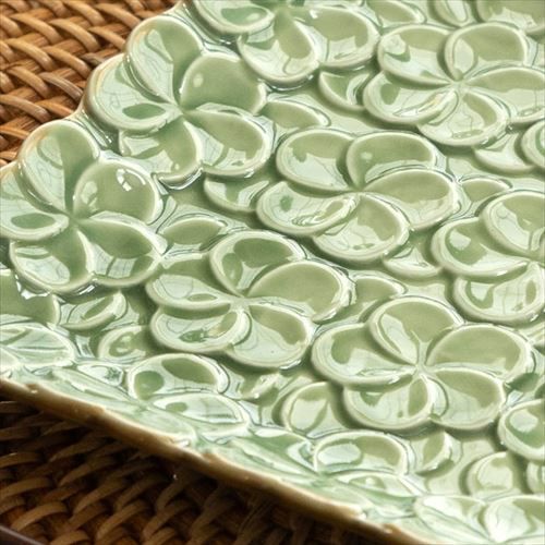 スクエアプレート プルメリアモチーフ Mサイズ 17.8cm角 ホワイト 陶器