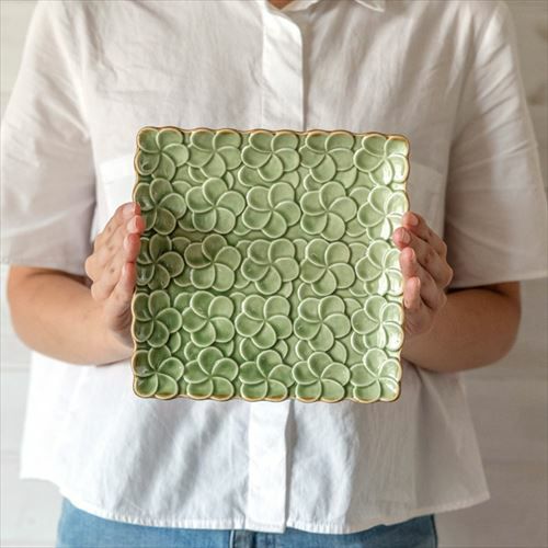 スクエアプレート プルメリアモチーフ Mサイズ 17.8cm角 ホワイト 陶器