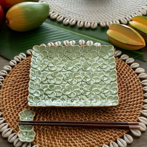 スクエアプレート プルメリアモチーフ Mサイズ 17.8cm角 ホワイト 陶器