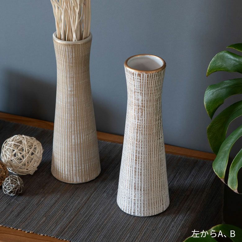 スリムな筒型が暮らしに馴染む、シンプルでおしゃれな陶器の花瓶【水