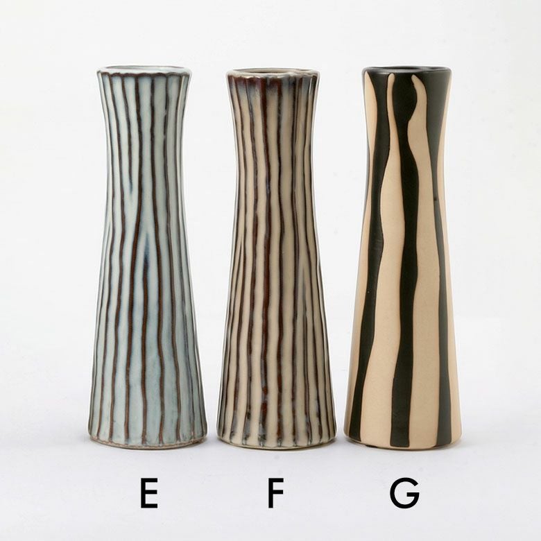 スリムな筒型が暮らしに馴染む、シンプルでおしゃれな陶器の花瓶【水