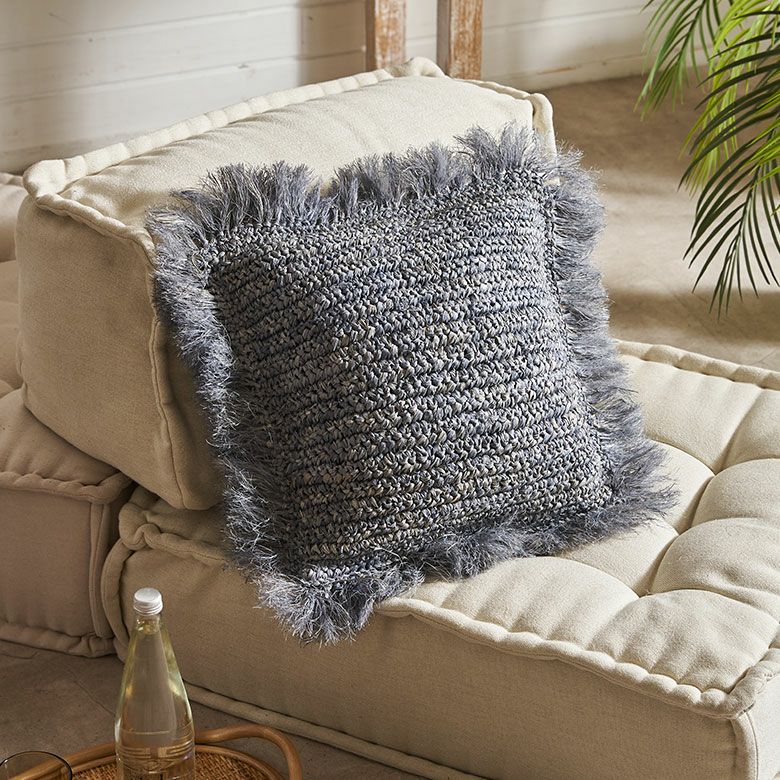 天然素材ラフィア椰子で編まれたリゾート感たっぷりのフリンジ付き