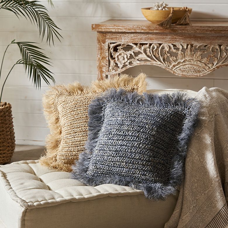 天然素材ラフィア椰子で編まれたリゾート感たっぷりのフリンジ付き