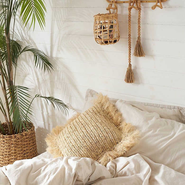 天然素材ラフィア椰子で編まれたリゾート感たっぷりのフリンジ付き