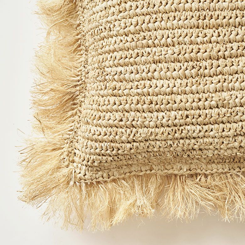 天然素材ラフィア椰子で編まれたリゾート感たっぷりのフリンジ付き
