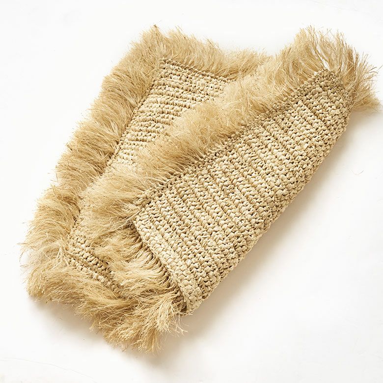 天然素材ラフィア椰子で編まれたリゾート感たっぷりのフリンジ付き