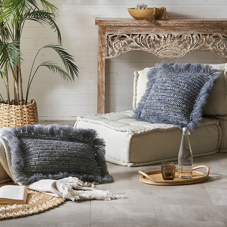 天然素材ラフィア椰子で編まれたリゾート感たっぷりのフリンジ付き