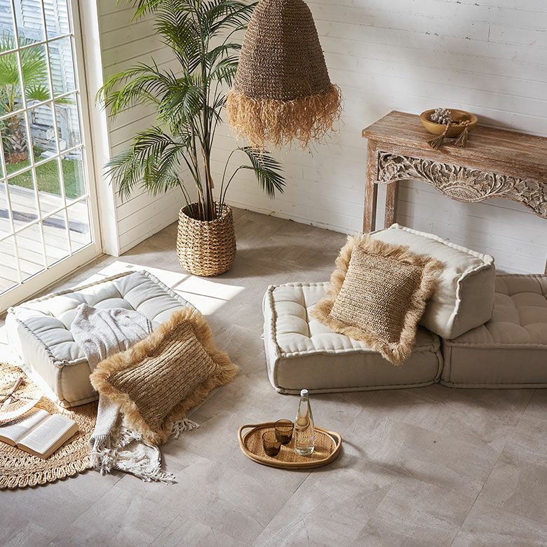 天然素材ラフィア椰子で編まれたリゾート感たっぷりのフリンジ付き