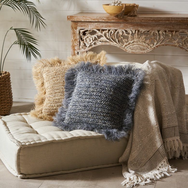 天然素材ラフィア椰子で編まれたリゾート感たっぷりのフリンジ付き