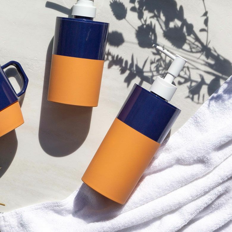 イマンポワージュブルーソープディスペンサー琺瑯 陶器風の質感が上品なバイカラーソープディスペンサー 500ml 約H21cm