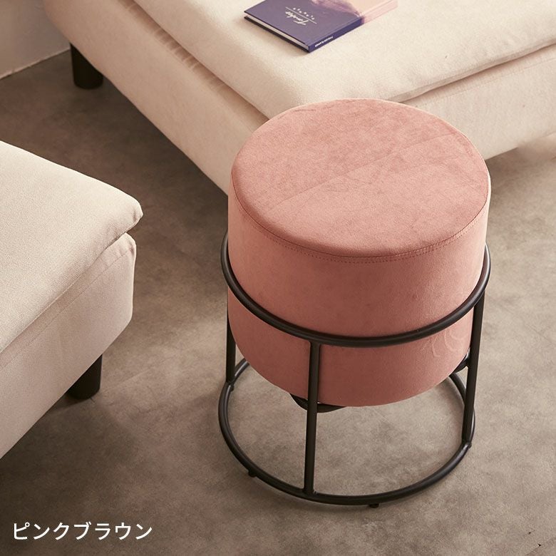 重ねてコンパクトに収納できるベルベット調の丸いスツール(84103