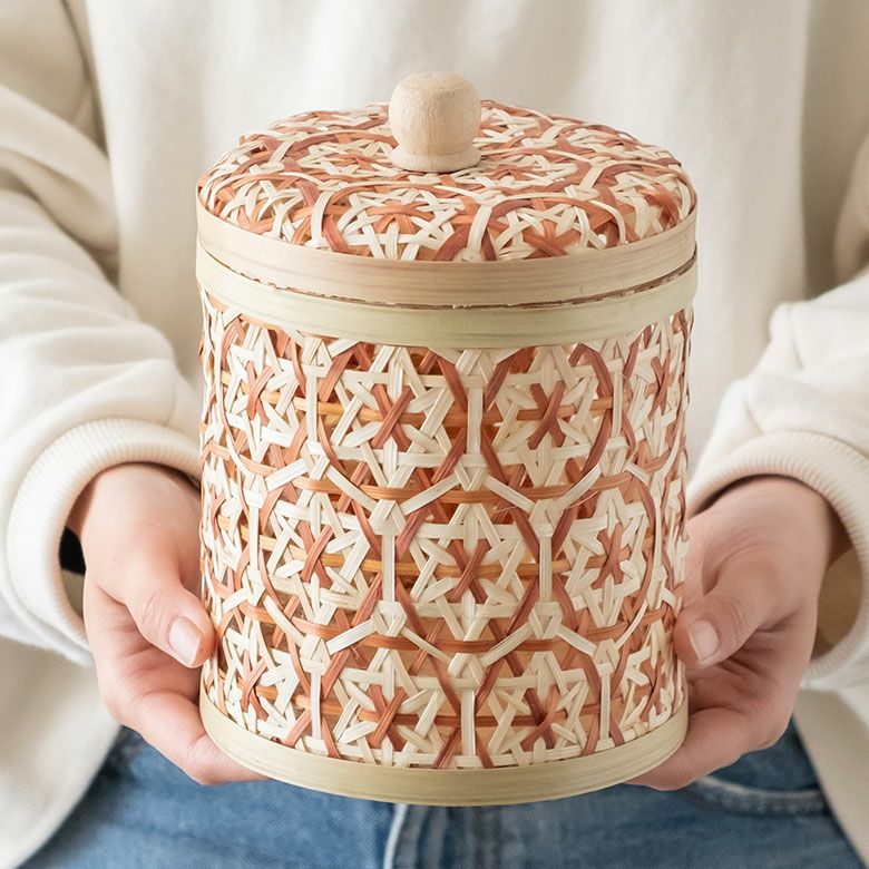 竹ひごを花柄に編み込んだ蓋つきバンブーケース 直径約14cm [51312