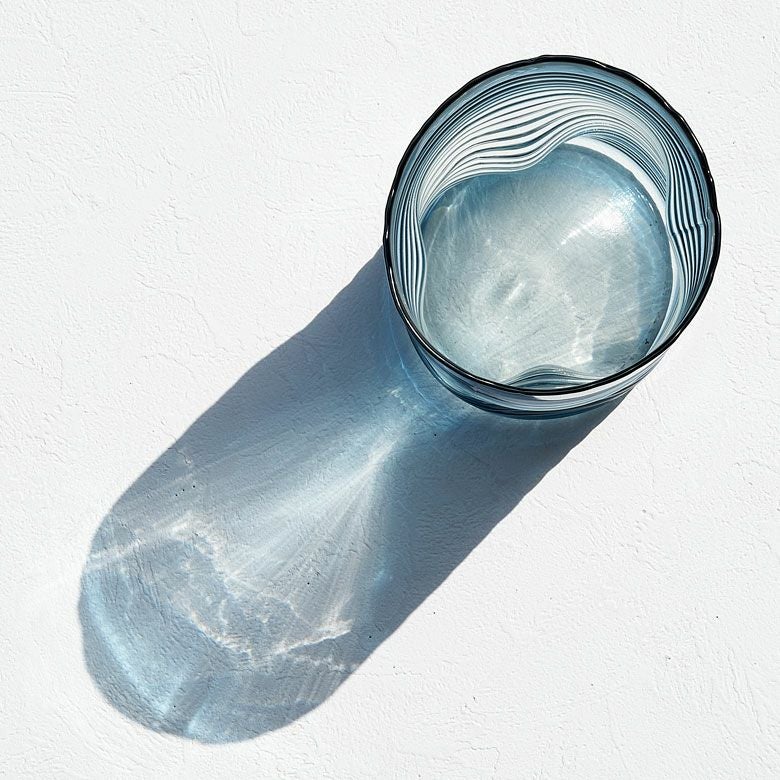 フラワーベース ガラス ブルー グラデーション ウェーブデザイン 横縞