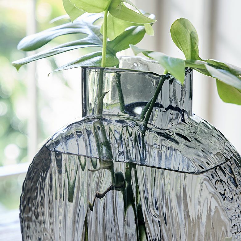 顔型ガラス花瓶 スモーキーグレー 暮らし」×「花」 ガラス フラワー