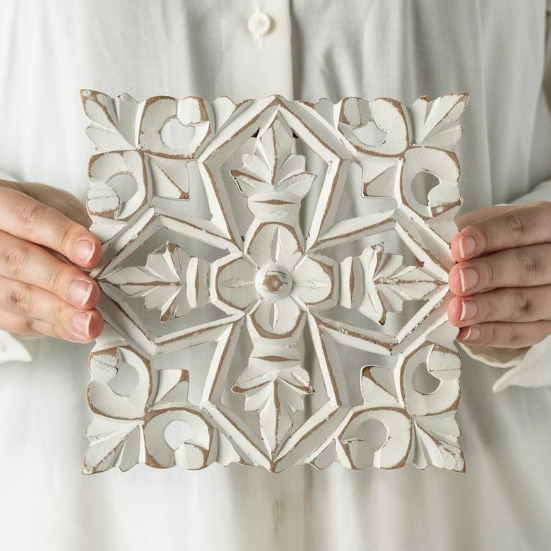 木彫り レリーフ 壁掛け クロス 白 ホワイト インド製 正方形 約 W 16