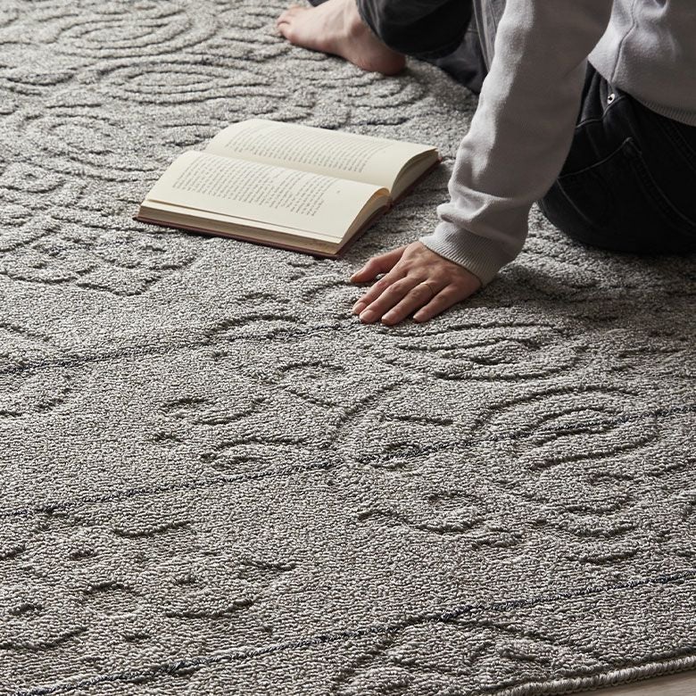 アラベスク調の織り柄が上品な日本製ラグ 約185×185cm 丸洗い可・防