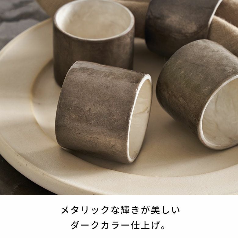 光を反射して輝くカピスシェルのナプキンリング ダークカラー 約W4×D4