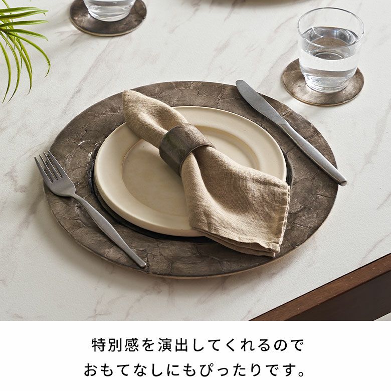光を反射して輝くカピスシェルのナプキンリング ダークカラー 約W4×D4