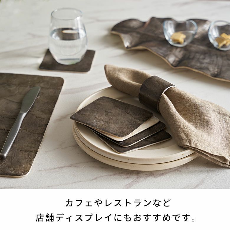 光を反射して輝くカピスシェルのナプキンリング ダークカラー 約W4×D4