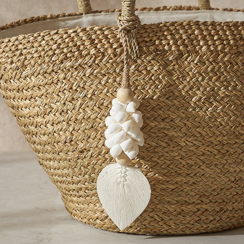 バリ島で作られた貝殻とマクラメでできたバッグチャーム