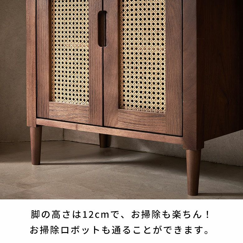 ウォールナットの木目とラタンメッシュのコンビネーションがリゾート感