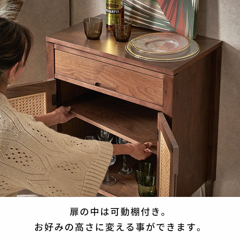 ウォールナットの木目とラタンメッシュのコンビネーションがリゾート感