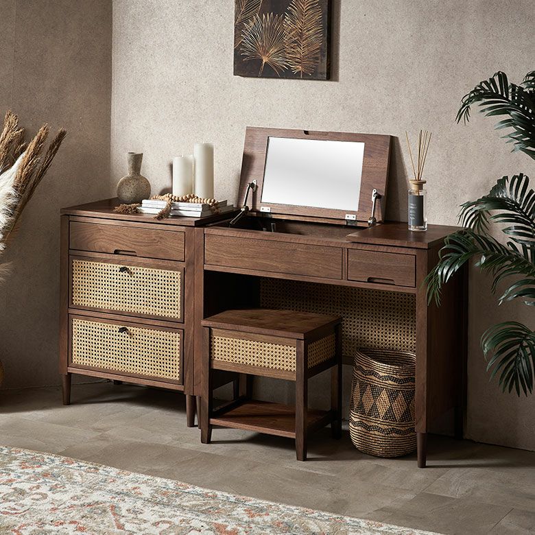 ウォールナットの木目とラタンメッシュのコンビネーションがリゾート感