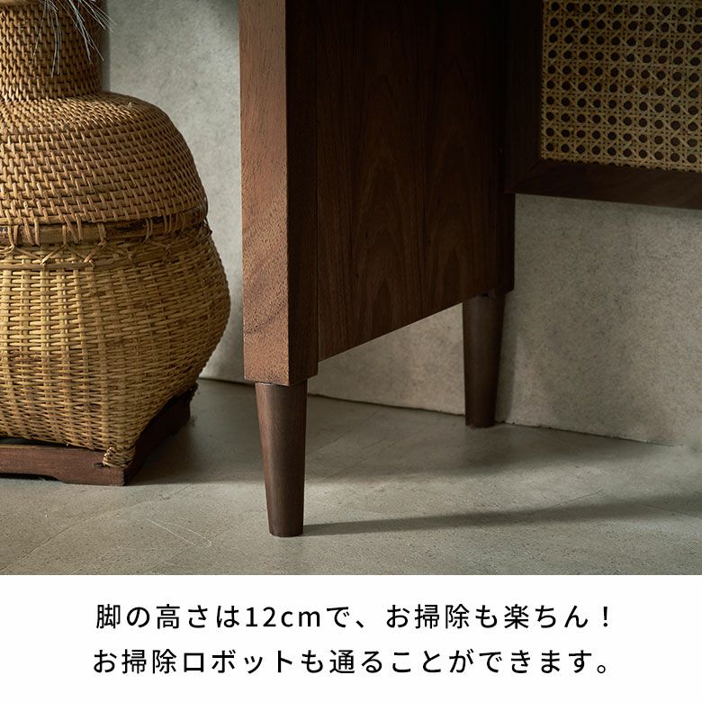 ウォールナットの木目とラタンメッシュのコンビネーションがリゾート感