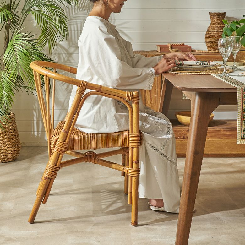 軽くて丈夫なラタンで編まれたカフェチェアー[14152]