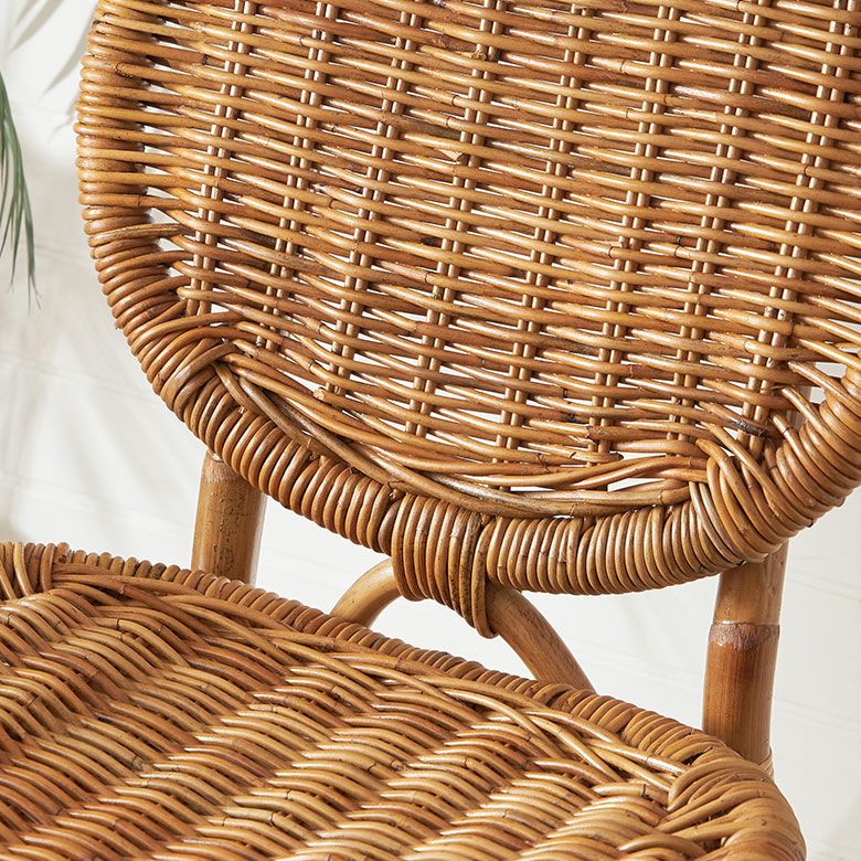 軽くて丈夫な皮付きのアラログラタンで編まれたダイニングチェアー[14151]