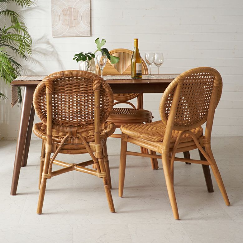 軽くて丈夫な皮付きのアラログラタンで編まれたダイニングチェアー[14151]