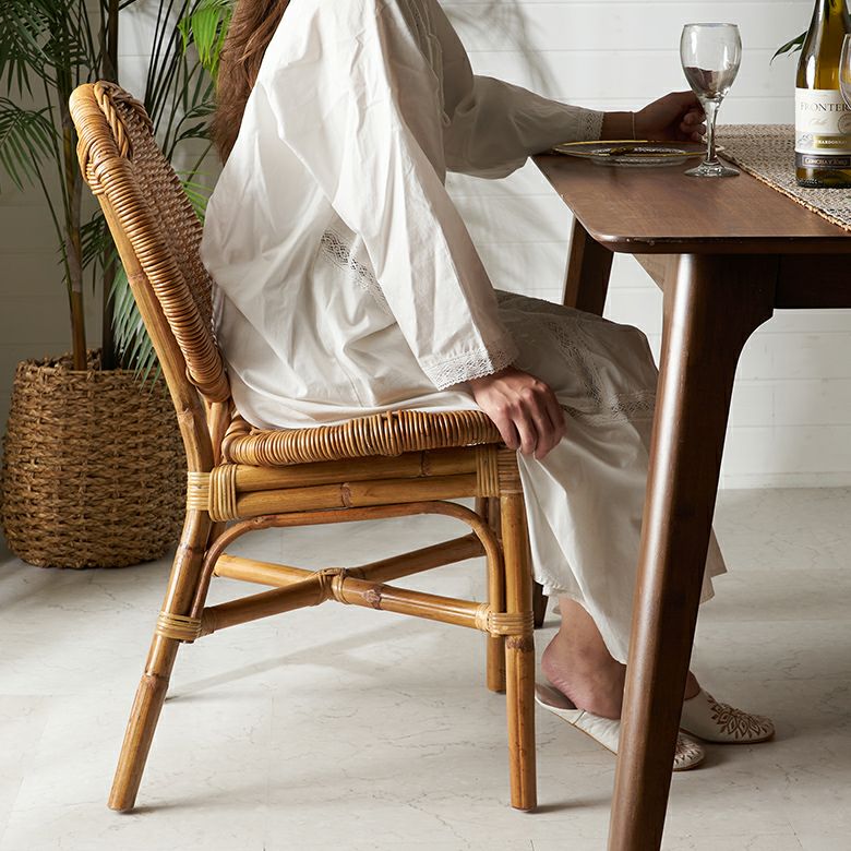 軽くて丈夫な皮付きのアラログラタンで編まれたダイニングチェアー[14151]