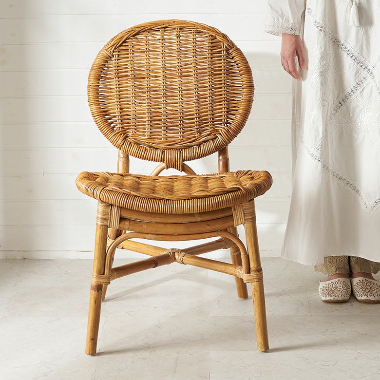 軽くて丈夫な皮付きのアラログラタンで編まれたダイニングチェアー[14151]