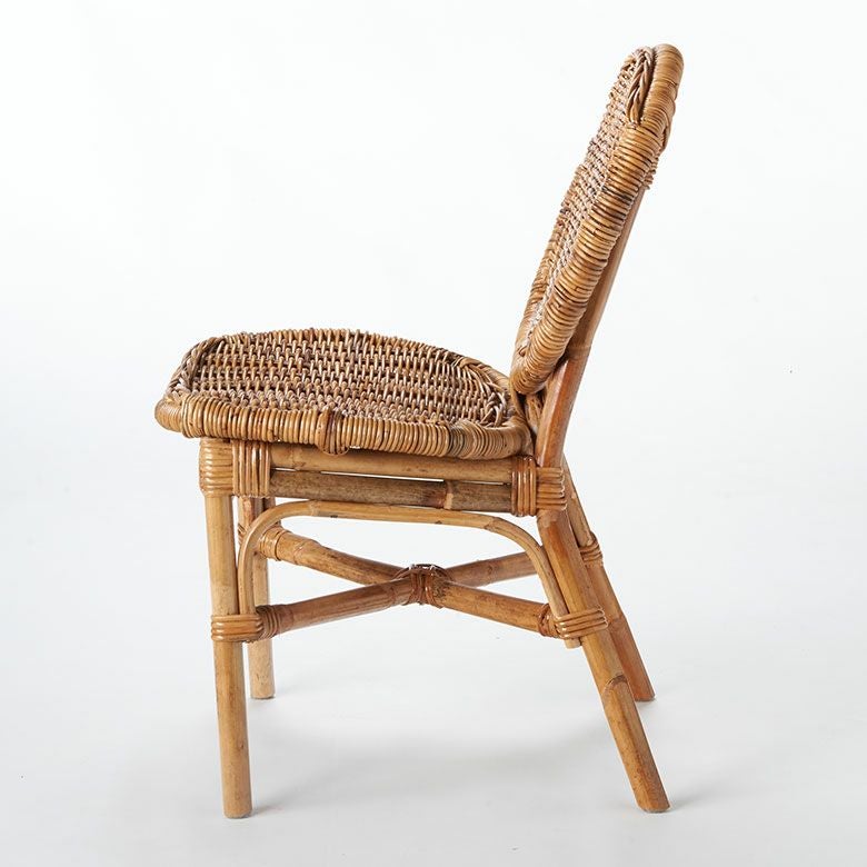 軽くて丈夫な皮付きのアラログラタンで編まれたダイニングチェアー[14151]