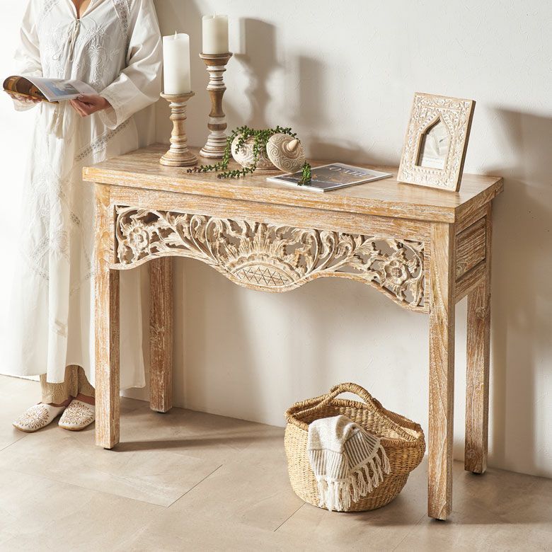 ウォールナットの木目とラタンメッシュのコンビネーションがリゾート感