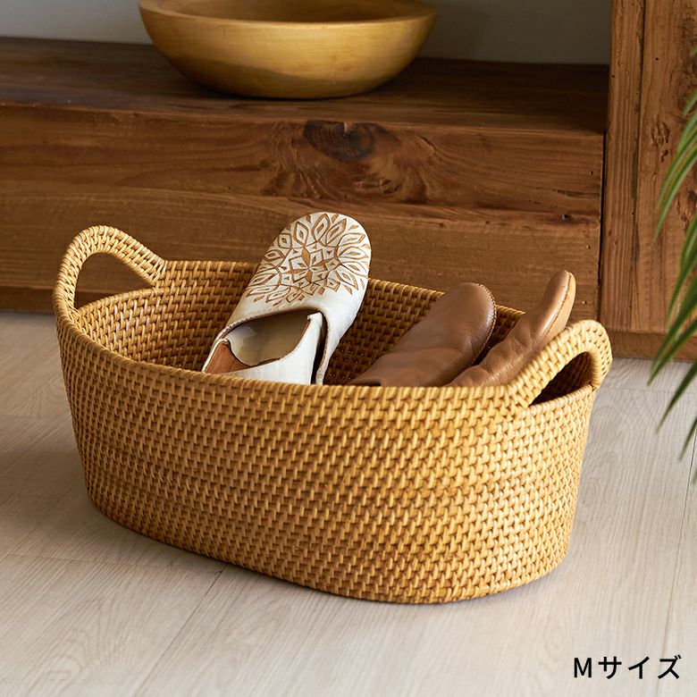 ラタンで編まれたハンドル付きの浅型オーバル収納バスケット（SML