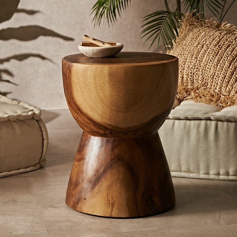 バリ島のヴィラやホテルでよく使われているモンキーポッドの丸太から