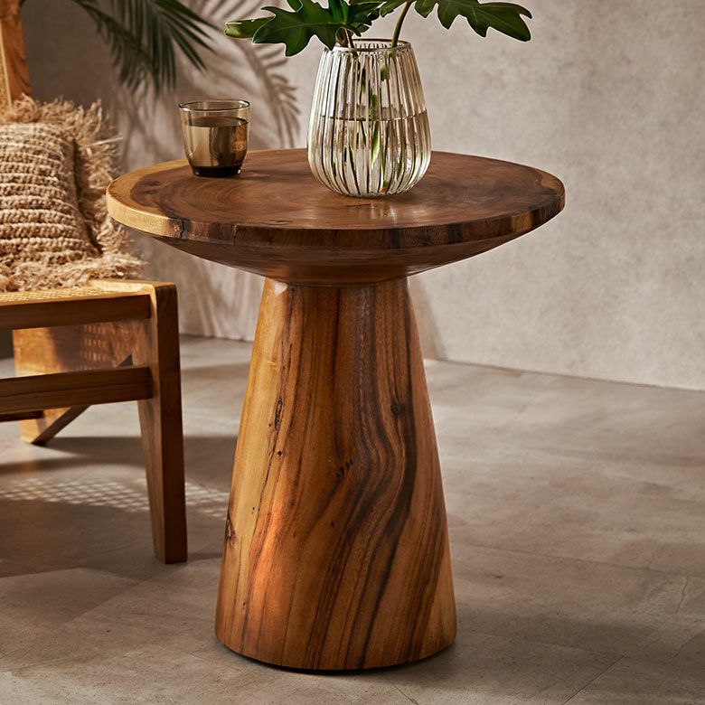 バリ島のヴィラやホテルでよく使われているモンキーポッドの丸太から