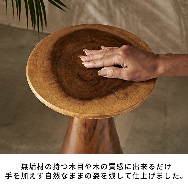 バリ島のヴィラやホテルでよく使われているモンキーポッドの丸太から