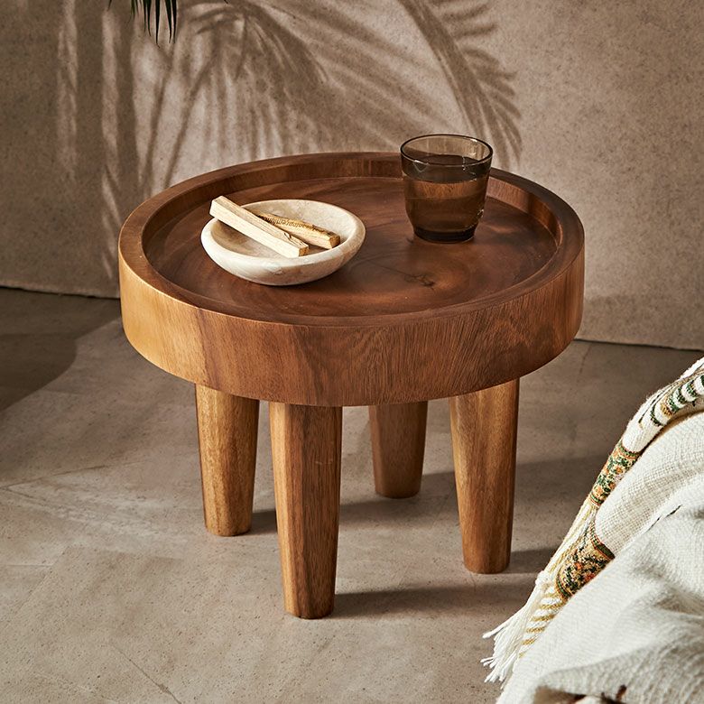 バリ島のヴィラやホテルでよく使われているモンキーポッドの丸太...