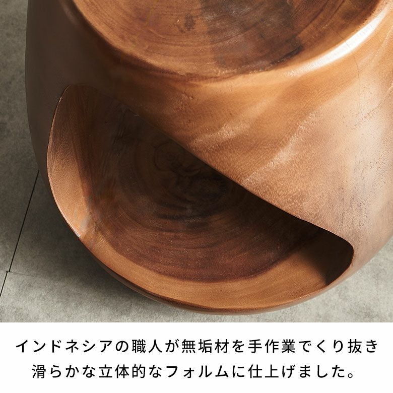モンキーポッドツリーの無垢材から削り出したサイドテーブルとしても