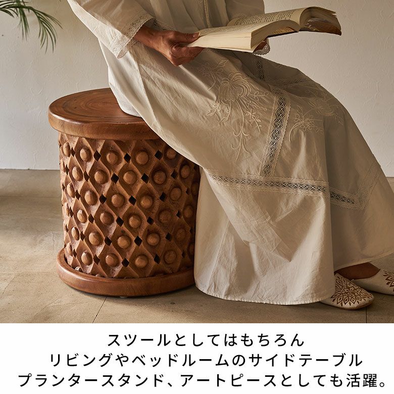 モンキーポッドツリーの丸太から削り出したサイドテーブルとしても