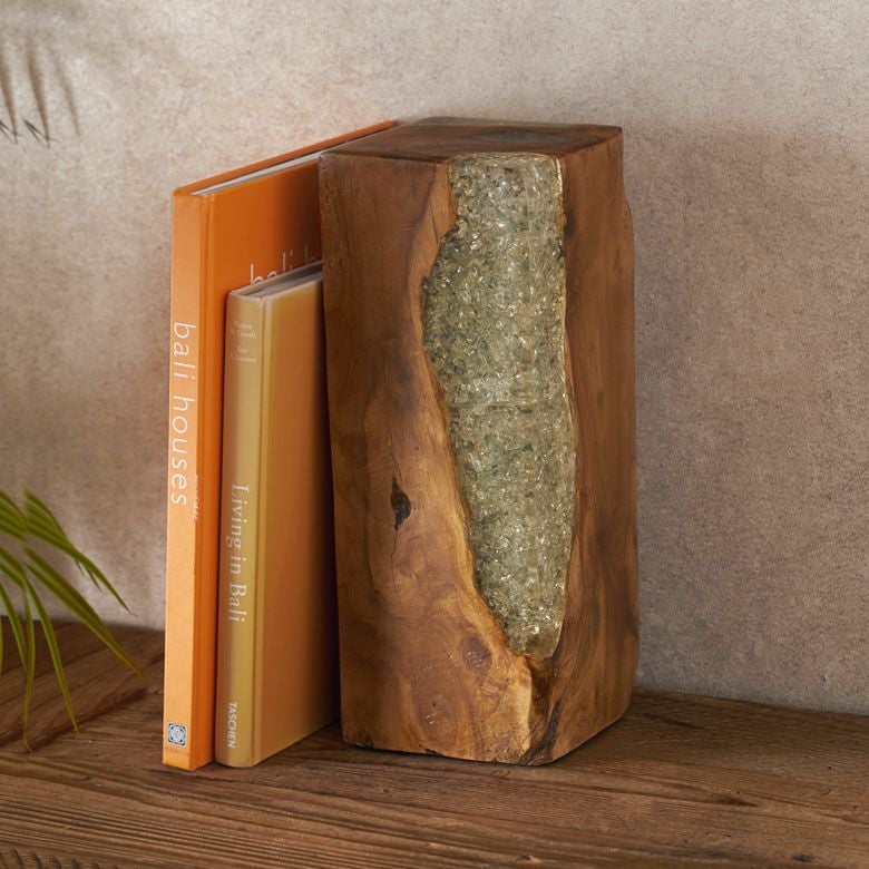 ブックエンドとしても使えるチーク古木とクラッシュガラスの