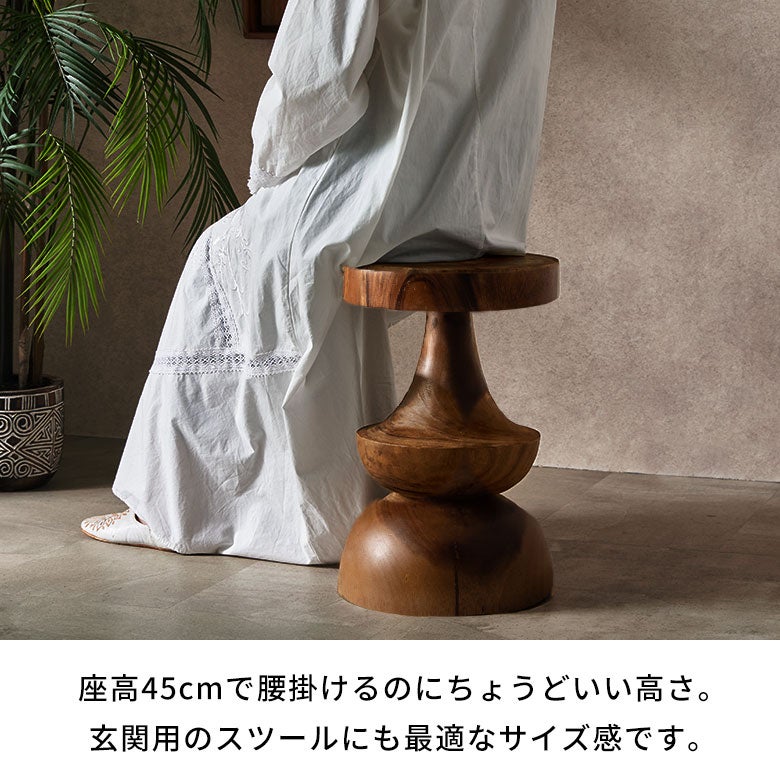 モンキーポッドツリーの無垢材から削り出したサイドテーブルとしても