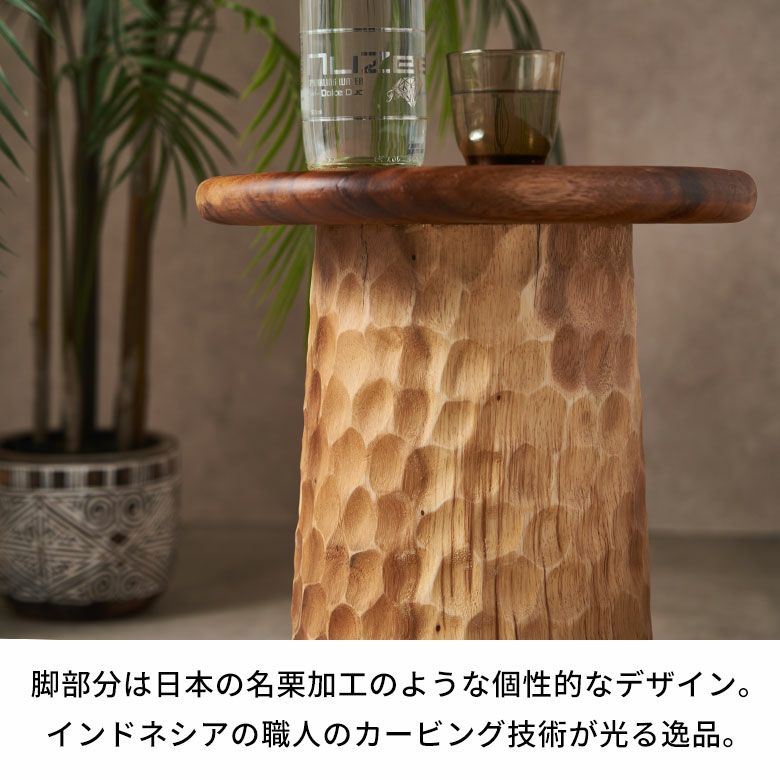 モンキーポッドツリーの無垢材から削り出した木彫りの丸太テーブル