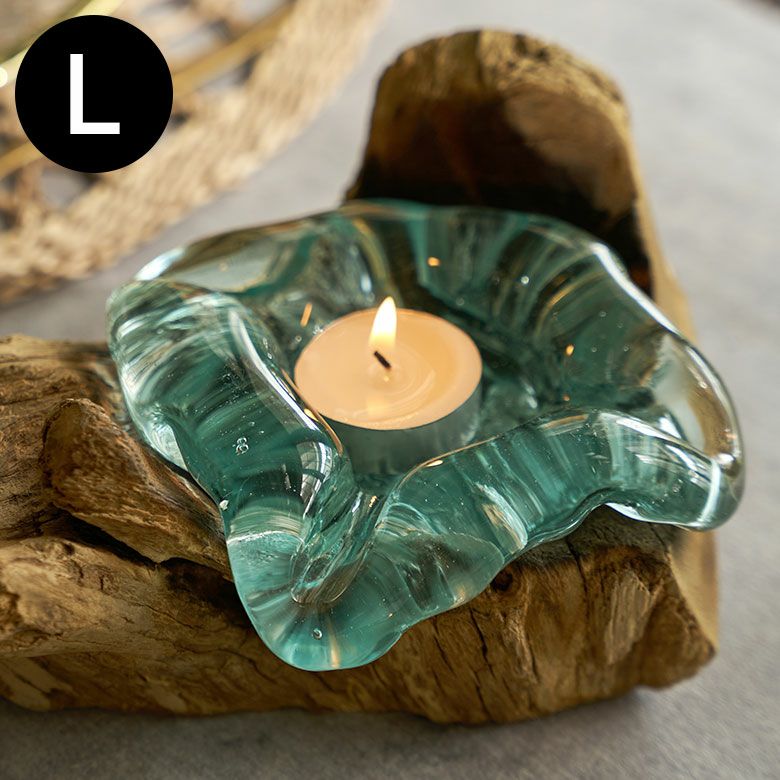 古木に溶けたガラスを流し込んで作られるリサイクルガラスのティー