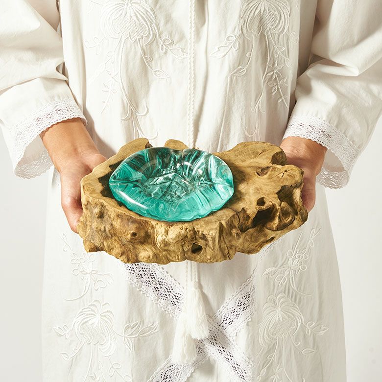 古木に溶けたガラスを流し込んで作られるリサイクルガラスのティー