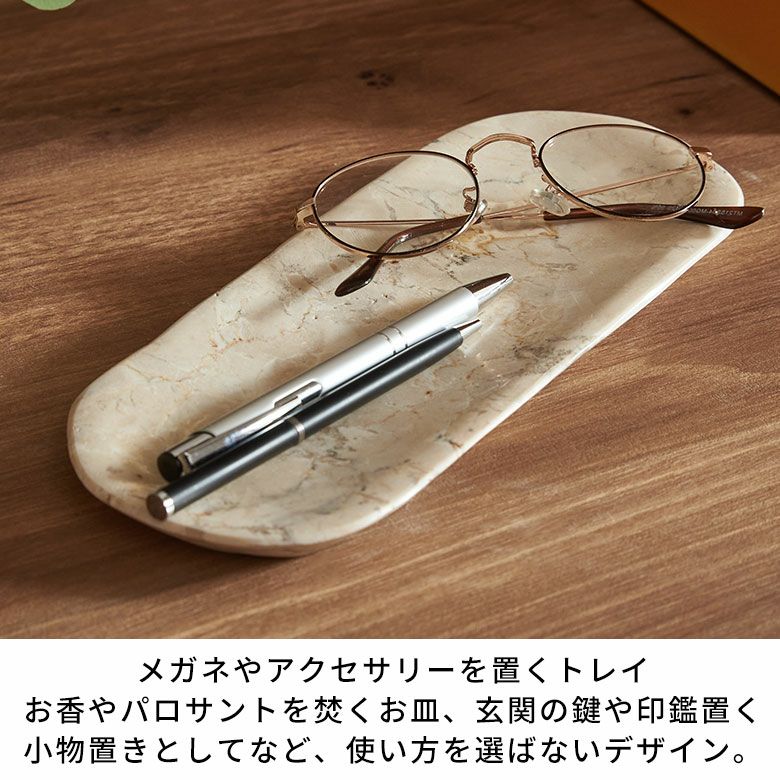 高級感溢れるアイボリー色の大理石を彫って作られた楕円形のマーブル